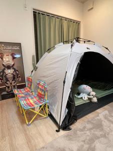 tenda e sedia in camera di 孔雀民宿 ad Osaka