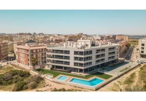 z góry widok na duży budynek z basenem w obiekcie 31 Luxury Beautiful Holiday w mieście La Mata
