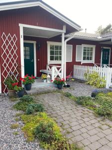 een rood huis met een bank ervoor bij Lovely home in Inkoo by the sea in Inkoo