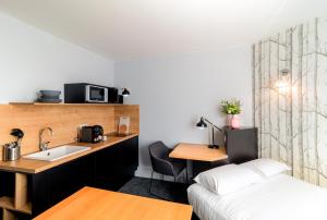 Le Parc 42 Saint-Etienne客房内的一张或多张床位