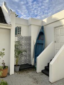 una casa con una puerta azul junto a una escalera en Villa Songo, Estuary Country Estate, INVERTER & RENOVATED, en Port Edward