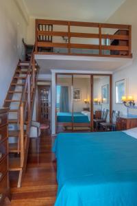 een slaapkamer met een stapelbed en een trap bij Villa Amelia in Falésia by the Sea in Caniço