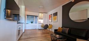 ein Wohnzimmer mit einem Sofa und einem Tisch in der Unterkunft Modern, fully equipped flat in Kopenhagen