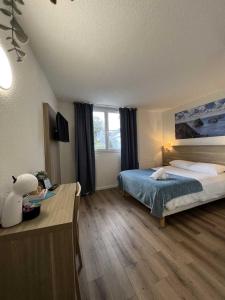 - une chambre avec un lit et un bureau dans l'établissement Couett'Hôtel Brest, à Brest