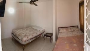 um quarto com 2 camas e uma ventoinha de tecto em Villa del sol em San Rafael