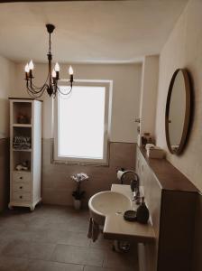 a bathroom with a sink and a mirror at Vintage-Design Ferienwohnung Florentine in Bad Klosterlausnitz