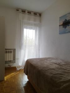 a bedroom with a bed and a window at Habitación luminosas en Vista Alegre in Madrid