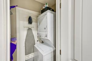 Un lavadero con lavadora y secadora. en San Diego Family Home with Lush Backyard Patio!, en San Diego 25 fotos más