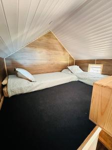 皮爾克的住宿－RACO DE PIRQUE，小房间提供两张床铺