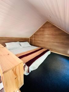 een kleine kamer met een bed in een tent bij RACO DE PIRQUE in Pirque