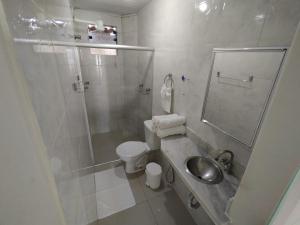 y baño con ducha, lavabo y aseo. en VENTO E SAL - Apartamento MAR, en Ilhéus