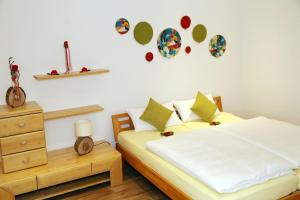 a bedroom with a bed and a dresser and a bed sidx sidx at Appartement Schwarzwaldstüble in Oberharmersbach