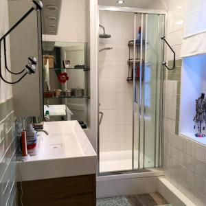 ein Badezimmer mit Dusche und Waschbecken in der Unterkunft Maison spacieuse près de Vienne-en-Arthies avec jardin in Vienne-en-Arthies