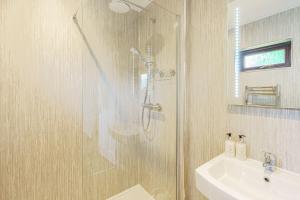 Bilik mandi di Conifer Lodge 8 with Hot Tub +13 gambar