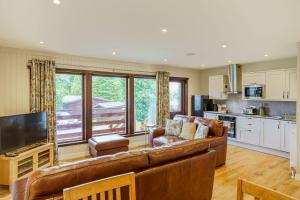 Dapur atau dapur kecil di Conifer Lodge 8 with Hot Tub