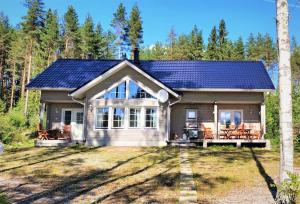 una pequeña casa con una matriz solar. en Villa Aurinkoranta, en Enonkoski