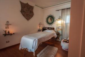 1 dormitorio con cama y espejo en la pared en B&B Al Castello, en Casale Litta