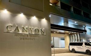 Canyon Hotels & Resorts Boracay في بوراكاي: مبنى فيه فان متوقف امامه