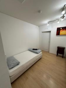 Ferienwohnung Kreuzberg في برلين: غرفة بيضاء مع سرير وطاولة