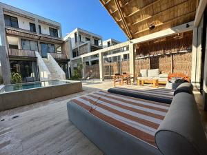 - une terrasse avec 2 lits au-dessus d'un bâtiment dans l'établissement Villa Toh, à Tulum