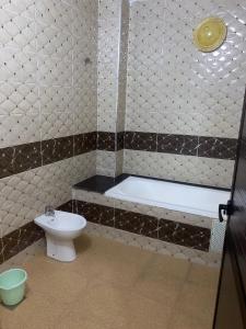 La salle de bains est pourvue d'une baignoire et de toilettes. dans l'établissement riad oujda, à Oujda