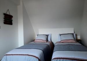 duas camas sentadas uma ao lado da outra num quarto em Charmant Gîte à St-Cast em Saint-Cast-le-Guildo