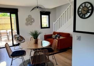 een woonkamer met een tafel en een bank bij Charmant Gîte à St-Cast in Saint-Cast-le-Guildo