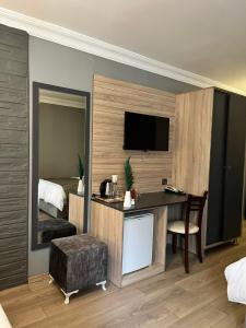um quarto de hotel com uma secretária e uma cama em ÇAĞ OTEL em Erzurum