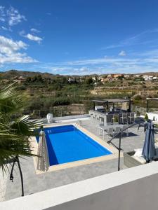 una piscina en la parte superior de una casa en Casa Clara’s b&b, en Aljariz