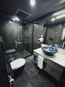 y baño con aseo, lavabo y ducha. en Kadıköy Duck hotel, en Estambul