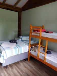 een slaapkamer met 2 stapelbedden in een huis bij Pousada Ilha das Peças LG in Fortaleza