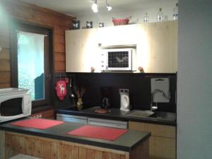 Kuchyň nebo kuchyňský kout v ubytování Appartement duplex à Châtel - 3 pièces, 6 personnes, parking couvert, proche télésiège et navettes - FR-1-198-104