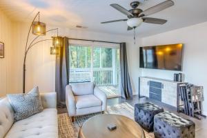 uma sala de estar com um sofá e uma mesa em Pet-Friendly North Carolina Condo with Pool Access! em Southport
