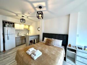 1 dormitorio con 1 cama con toallas en BAHIA INFINITA en Ushuaia
