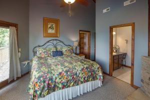 een slaapkamer met een groot bed met een kleurrijke sprei bij Beautiful Mountain Views and Privacy. Minutes to downtown Gatlinburg and National Park in Gatlinburg