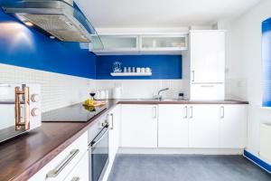 Kuhinja ili čajna kuhinja u objektu 4 guests 2 bedroom flat monthly stay offer by Comfy Nest