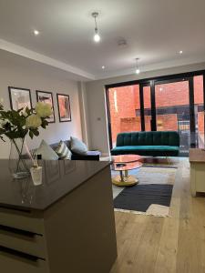 uma sala de estar com um sofá e uma mesa em Richardson Deluxe Apartments em Londres