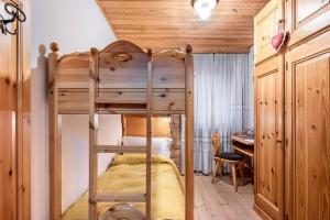 Litera en habitación con escritorio en Chalet Sassongher II, en Corvara in Badia