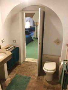 La salle de bains est pourvue de toilettes et d'un lavabo. dans l'établissement Farnese Muse, à Rome