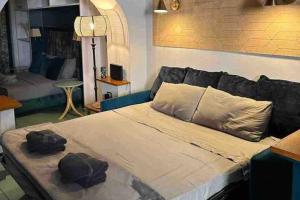 - un grand lit dans le salon doté d'un canapé dans l'établissement Farnese Muse, à Rome