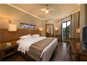 格拉馬杜的住宿－Wish Serrano Resort，酒店客房设有一张大床和一台电视。