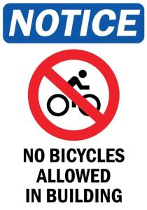 ein Schild, auf dem steht, dass keine Fahrräder im Gebäude erlaubt sind in der Unterkunft The Gallery Boutique Rooms in Triest