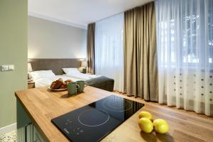 um quarto de hotel com uma cama e uma mesa com comida em APARTEL Stary Mokotow SGH Metro & Tram em Varsóvia