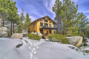 ein Holzhaus im Wald im Schnee in der Unterkunft Decks and Lake Tahoe Views Secluded Mtn Cabin! in Incline Village