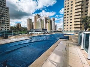 a large swimming pool on the roof of a building at Apartamento super agradável! Perto de tudo em Águas Claras in Brasilia
