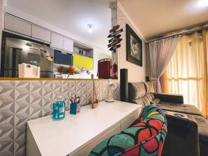 a living room with a table and a couch at Apartamento super agradável! Perto de tudo em Águas Claras in Brasilia