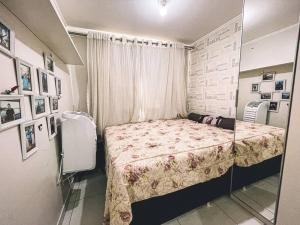 ein kleines Schlafzimmer mit einem Bett in einem Zimmer in der Unterkunft Apartamento super agradável! Perto de tudo em Águas Claras in Brasilia + 43 Fotos