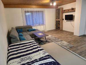 - un salon avec un canapé et une télévision dans l'établissement Mara, à Neuhaus an der Pegnitz