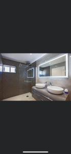 Ένα μπάνιο στο Casa Lucie Luxury 3 Bed detached villa in Los Mojones PDC