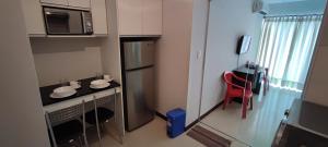 a small kitchen with a counter and a refrigerator at Tranquilidad, Rincón Vivaldi in Vila El Carmen